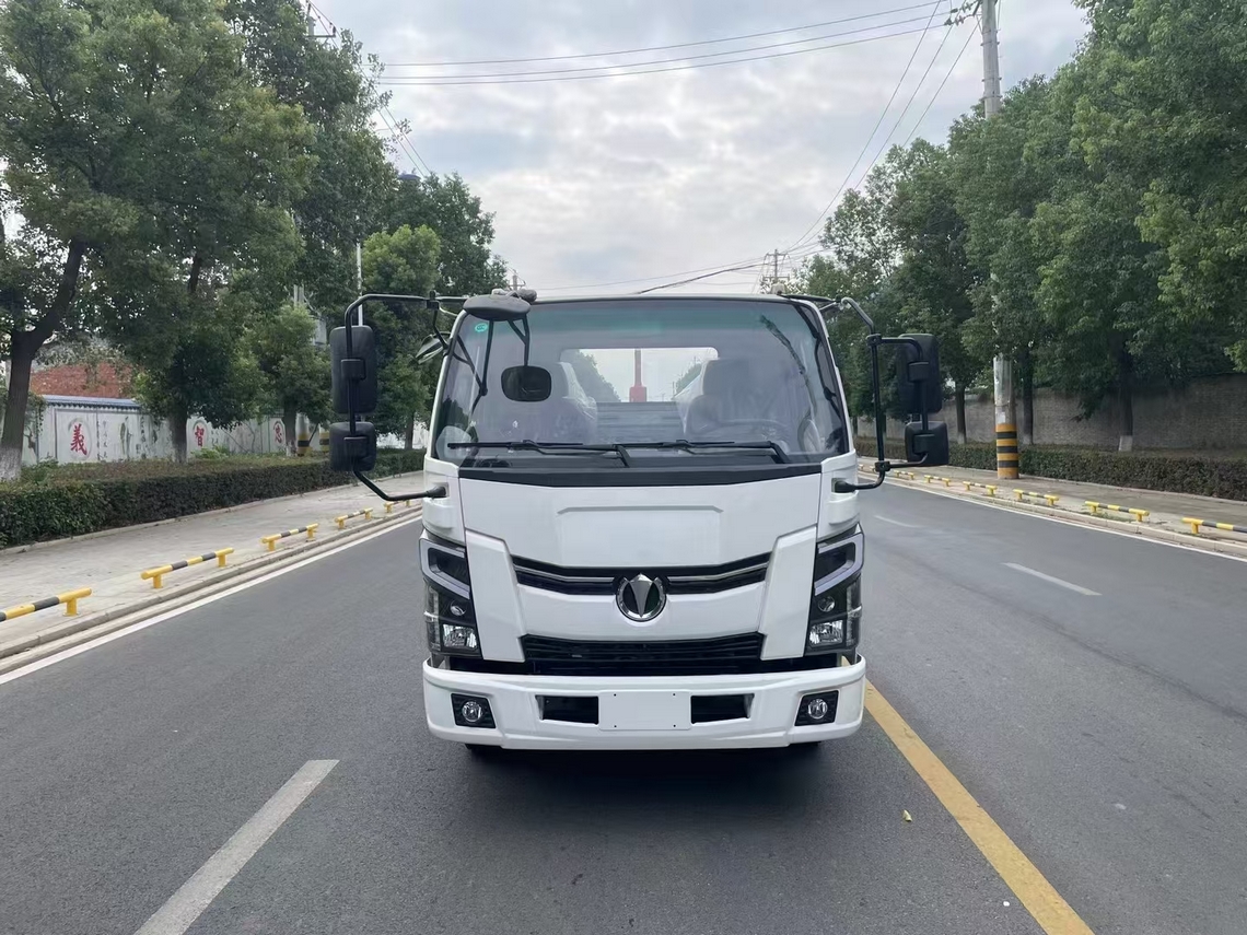 飛碟奧馳混動(dòng)勾臂垃圾車